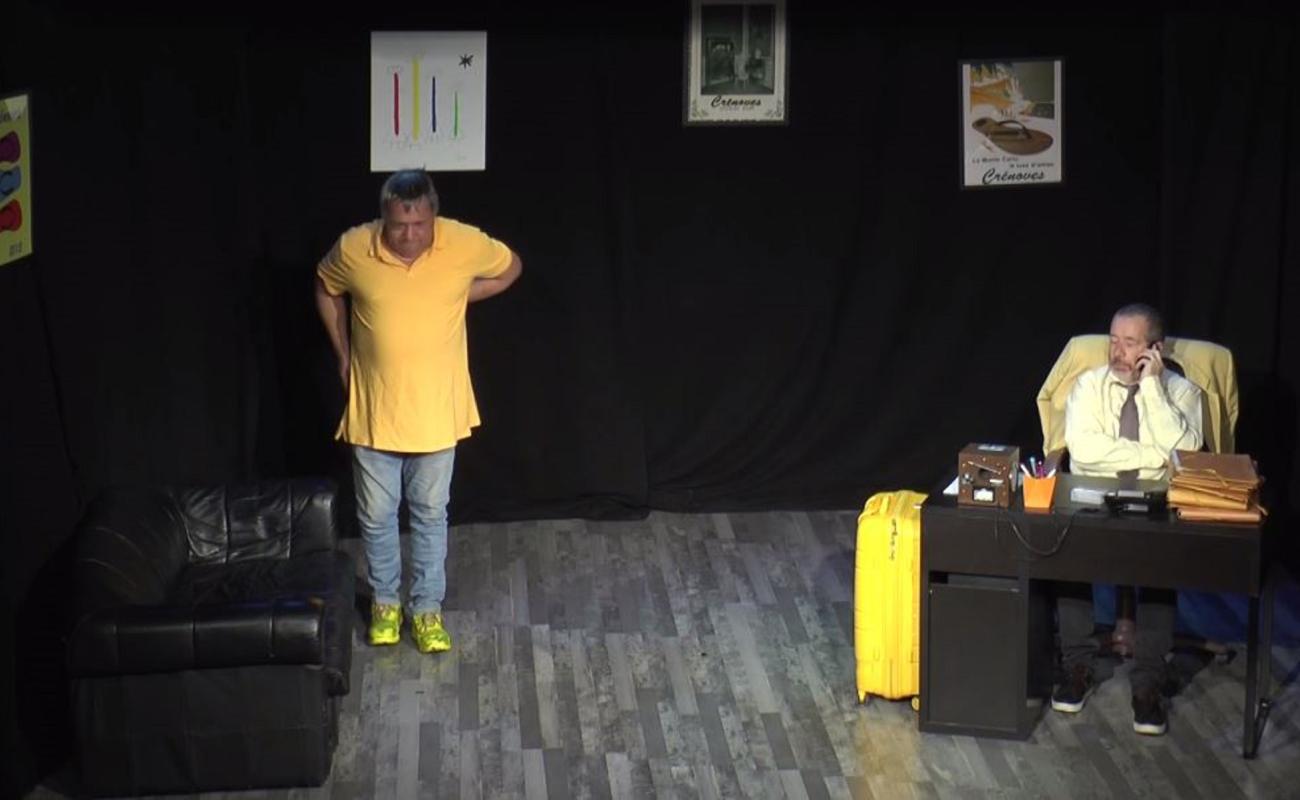 un homme debout en jaune et un homme assis